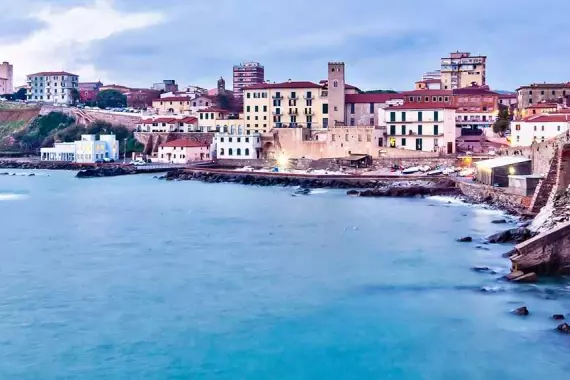 Panorama de la ciudad con vista al mar en Piombino, Italia